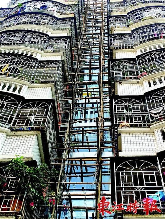  剛加裝的電梯外觀，仍有一些腳手架未拆除。本組圖片《東江時報》記者朱金贊攝 